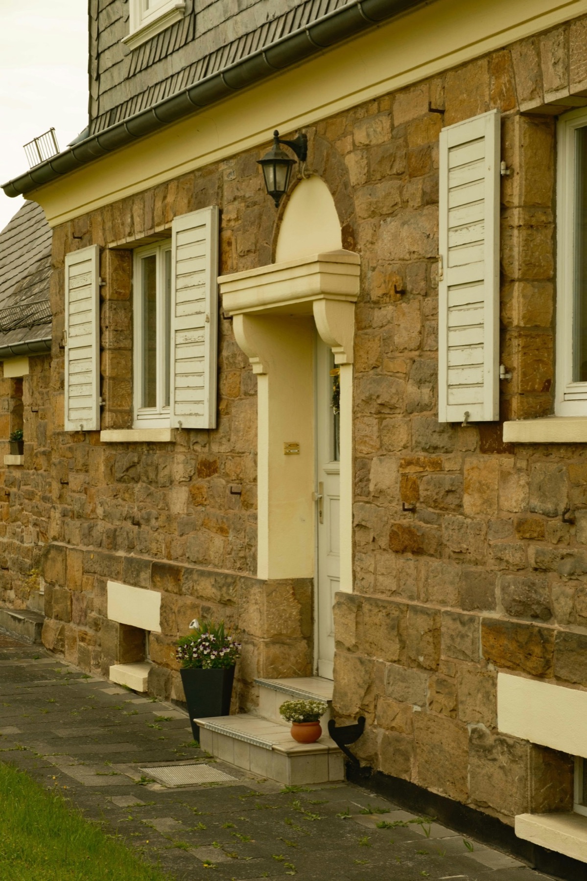 Façade en pierre rénovée